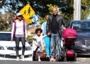 Мелани Браун, Стефен Белафонте (Melanie Brown, Stephen Belafonte) and family out buying a birthday cake in Sydney, 01.09.12 - 36xНQ 18d439225902656