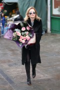 Джери Холливелл (Geri Halliwell) 2013-02-14 buying roses in London (24xHQ) 2cbb54237726098