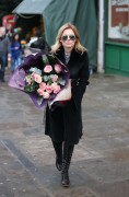 Джери Холливелл (Geri Halliwell) 2013-02-14 buying roses in London (24xHQ) Cde1de237726164