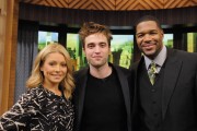 Роберт Паттинсон (Robert Pattinson) Live with Kelly and Michael, 08.11.12 (3xHQ) 53c1a0237761755