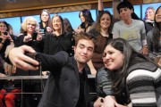 Роберт Паттинсон (Robert Pattinson) Live with Kelly and Michael, 08.11.12 (3xHQ) C2af4a237761567