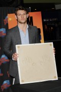 Алекс Петтифер (Alex Pettyfer) Visits Planet Hollywood to have a hand print ceremony and promote his new film  I Am Number Four, New York, 02.07.11 - 14xHQ 6691d3247629007