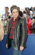 Бенисио Дель Торо (Benicio Del Toro) Cannes Film Festival - 'Sin City' Photocall (18 May 2005) (79xHQ) 0d5698278578933