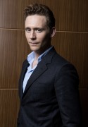 Том Хиддлстон (Tom Hiddleston) на фотосессии для фильма «Тор 2 Царство тьмы» («Thor The Dark World») в Корее (2xHQ) 94429b288234677