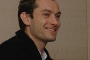 Джуд Лоу (Jude Law) Sherlock Holmes, Photocall, New York City, 11.23.2009 (63xHQ) 02564d288252736