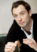 Джуд Лоу (Jude Law) Sherlock Holmes, Photocall, New York City, 11.23.2009 (63xHQ) 27f471288253035