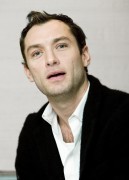 Джуд Лоу (Jude Law) Sherlock Holmes, Photocall, New York City, 11.23.2009 (63xHQ) 3d702d288253024