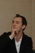 Джуд Лоу (Jude Law) Sherlock Holmes, Photocall, New York City, 11.23.2009 (63xHQ) 7805a7288252762