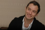 Джуд Лоу (Jude Law) Sherlock Holmes, Photocall, New York City, 11.23.2009 (63xHQ) 8939ef288252731