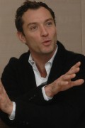 Джуд Лоу (Jude Law) Sherlock Holmes, Photocall, New York City, 11.23.2009 (63xHQ) B68043288252873