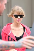 Тейлор Свифт (Taylor Swift) out and about candids in Los Angeles, 27.10.2013 (9xHQ) 6cb43c288336847