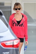 Тейлор Свифт (Taylor Swift) out and about candids in Los Angeles, 27.10.2013 (9xHQ) F5c7ed288336869