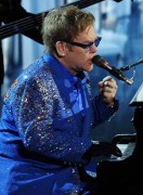 Элтон Джон (Elton John) 65th Annual Primetime Emmy Awards held at Nokia Theatre L.A. Live, Los Angeles - Show,22.09.13 - 24xHQ 92a575290799639
