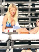 Тара Рид (Tara Reid) Enjoys a beach day with a male friend in Miami (November 24, 2013) (61xHQ) 891097291361265