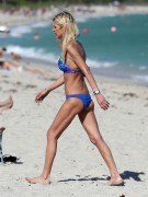 Тара Рид (Tara Reid) Enjoys a beach day with a male friend in Miami (November 24, 2013) (61xHQ) C0ee34291361605