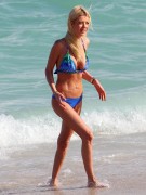 Тара Рид (Tara Reid) Enjoys a beach day with a male friend in Miami (November 24, 2013) (61xHQ) Fe28e6291361512
