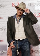 Джонни Депп (Johnny Depp) The Lone Ranger Photocall at Park Hyatt Tokyo (Tokyo, July 18, 2013) (49xHQ) 1e5c80293439355