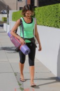 Джессика Альба (Jessica Alba) Going to a yoga class in Los Angeles, 05.04.2015 (27xHQ) Aaee1b402720123