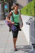 Джессика Альба (Jessica Alba) Going to a yoga class in Los Angeles, 05.04.2015 (27xHQ) D806d9402720307