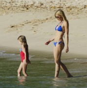 Гвинет Пэлтроу (Gwyneth Paltrow) Bikini on a beach in Barbados, 17.02.2011 (12xHQ) 49411f402827324