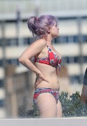 Келли Осборн (Kelly Osbourne) bikini at the beach in Sydney, 27.04.2013 - 121xHQ 6b5473403767443