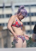 Келли Осборн (Kelly Osbourne) bikini at the beach in Sydney, 27.04.2013 - 121xHQ E51d13403767567