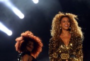 Бейонсе (Beyonce) performing at Glastonbury, 26.06.2011 (134xHQ) 4289df404113963
