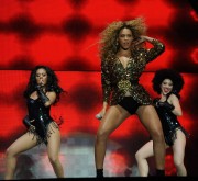 Бейонсе (Beyonce) performing at Glastonbury, 26.06.2011 (134xHQ) 47d67e404113867
