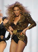 Бейонсе (Beyonce) performing at Glastonbury, 26.06.2011 (134xHQ) B0149a404114137