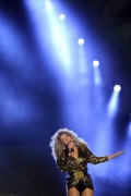Бейонсе (Beyonce) performing at Glastonbury, 26.06.2011 (134xHQ) D29ff2404113794