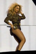 Бейонсе (Beyonce) performing at Glastonbury, 26.06.2011 (134xHQ) E27dd9404114056