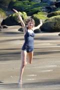 Тейлор Свифт (Taylor Swift) On a beach, Maui, 1.21.2015 (95xHQ) D853b8406655258