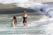 Тейлор Свифт (Taylor Swift) On a beach, Maui, 1.21.2015 (95xHQ) F25d5e406654696