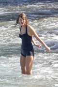 Тейлор Свифт (Taylor Swift) On a beach, Maui, 1.21.2015 (95xHQ) F54e42406654580