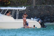 Рианна (Rihanna) White bikini candids in Hawaii, 26.04.2015 - 70xHQ 14e2e1407758473