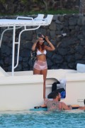 Рианна (Rihanna) White bikini candids in Hawaii, 26.04.2015 - 70xHQ 2e4a71407758438