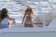 Рианна (Rihanna) White bikini candids in Hawaii, 26.04.2015 - 70xHQ 53a0d4407758549