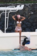 Рианна (Rihanna) White bikini candids in Hawaii, 26.04.2015 - 70xHQ 586417407758464