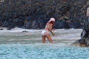 Рианна (Rihanna) White bikini candids in Hawaii, 26.04.2015 - 70xHQ A34106407758345