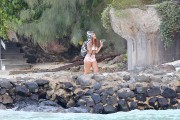 Рианна (Rihanna) White bikini candids in Hawaii, 26.04.2015 - 70xHQ F36a49407758636