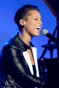 Алисия Кейс (Alicia Keys) MusiCares Person Of The Year Honoring Carole King, Los Angeles Convention Center, 2014 - 35xНQ 77d723408777145