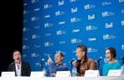 Джуд Лоу (Jude Law) Dom Hemingway Press Conference on day 5 of the Toronto International Film Festival at the TIFF Bell Lightbox, 09.09.2013 (8xHQ) 627a0e418171376
