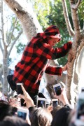 Justin Bieber - Climbing a tree + at the Allphones Arena in Sydney, Australia 07/03/2015